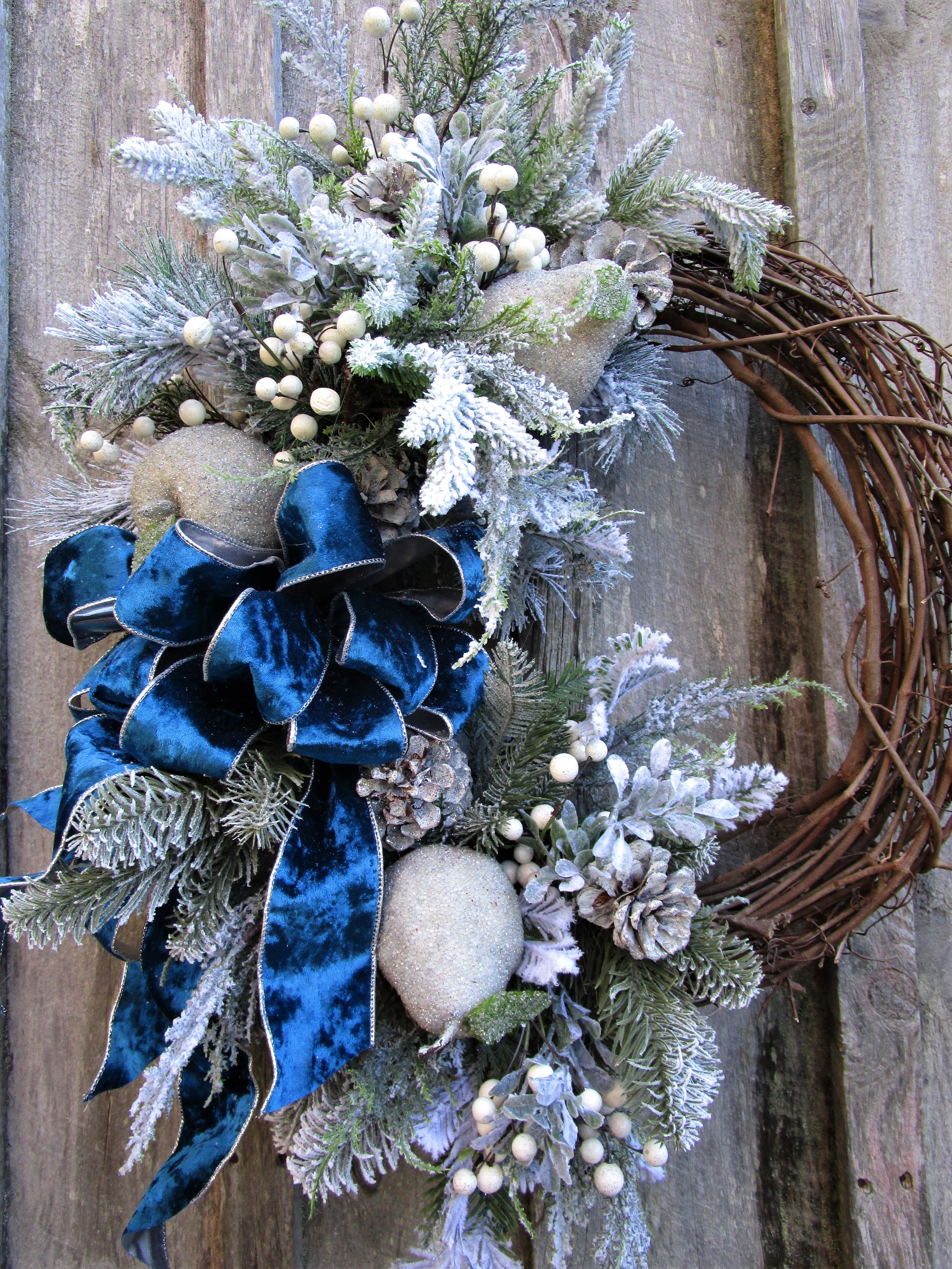 Holiday Wreaths selling